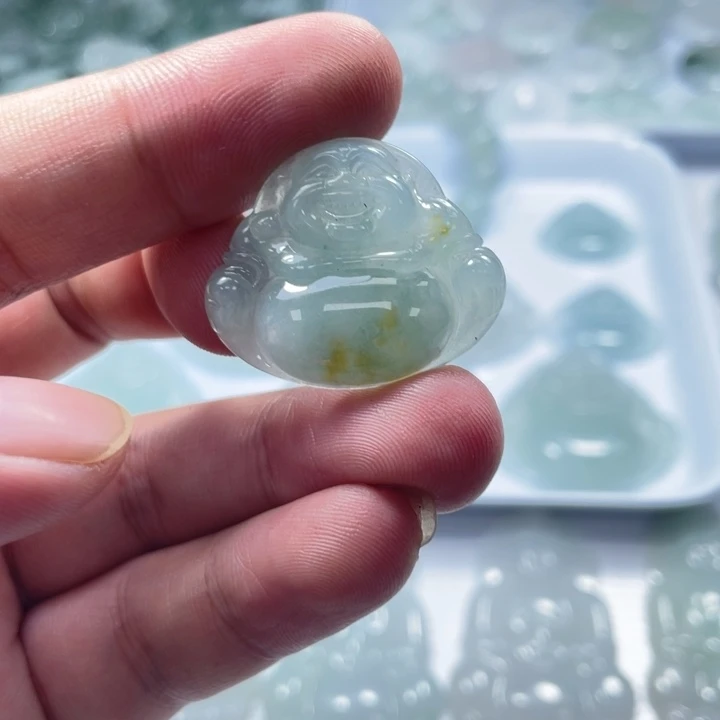 翡翠未镶嵌颈饰佛