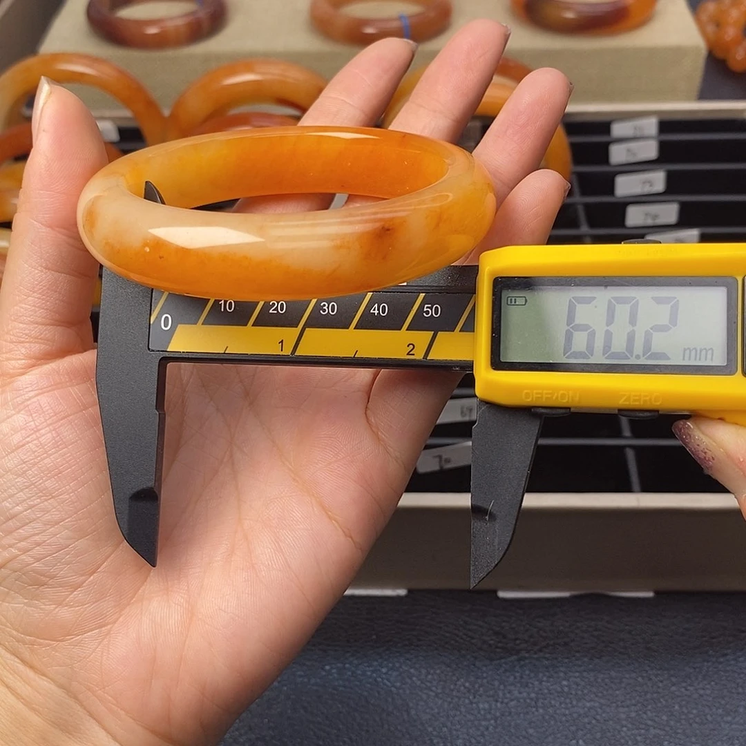 未镶嵌石英质玉（黄龙玉）手镯64号