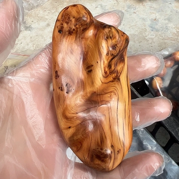 开***蛋柏木太行陈化虎皮手把件
