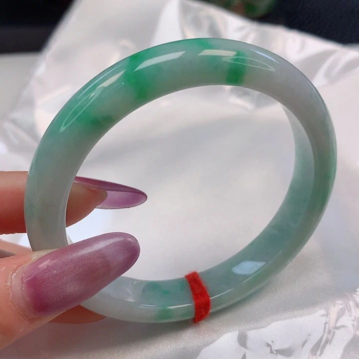 翡翠手镯未镶嵌54圈