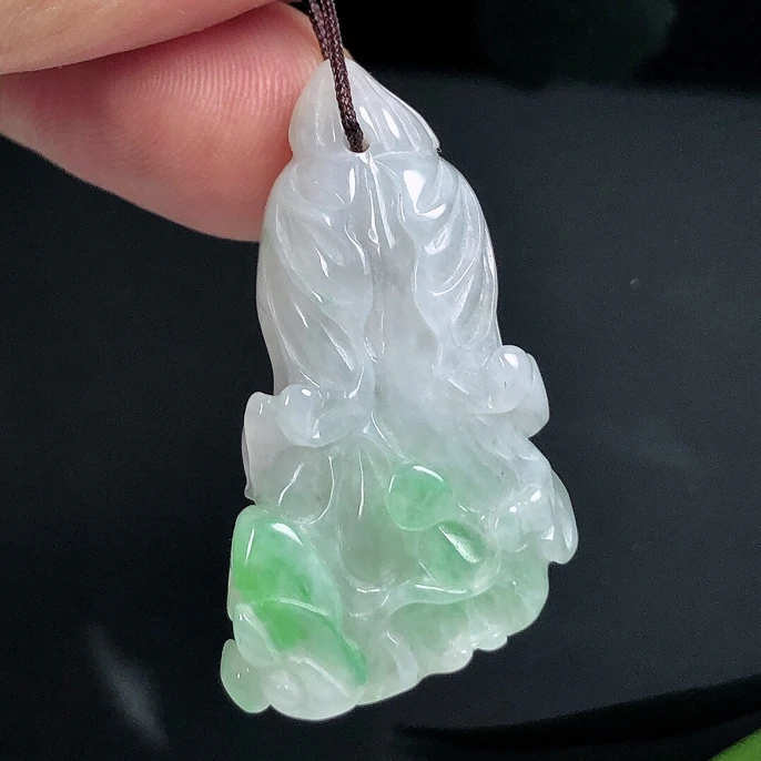 缅甸天然翡翠A货，冰润飘阳绿白菜吊坠招百财精雕男女通款正品玉坠