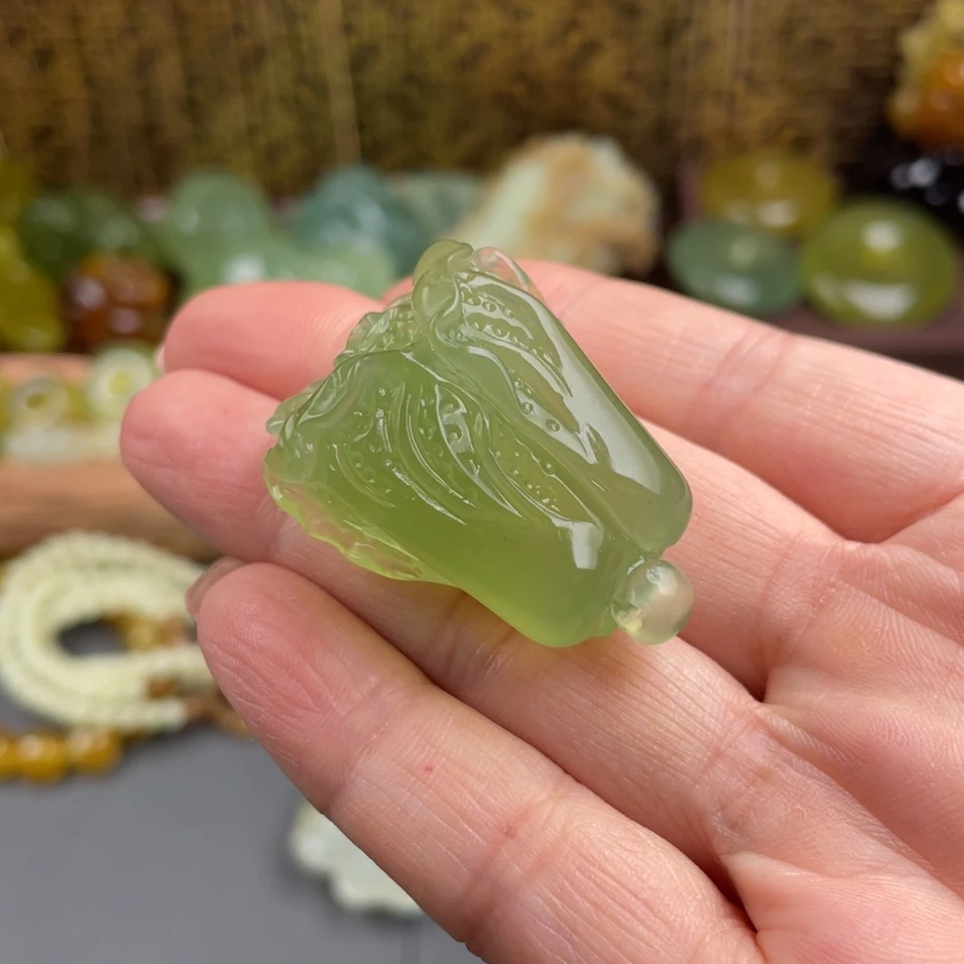 未镶嵌蛇纹石玉吊坠