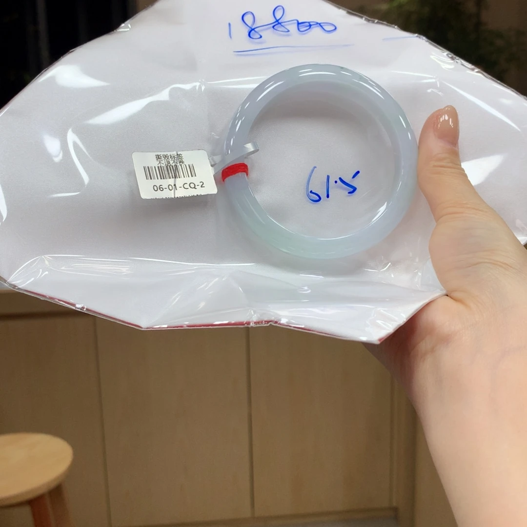 翡翠手镯未镶嵌不退不换