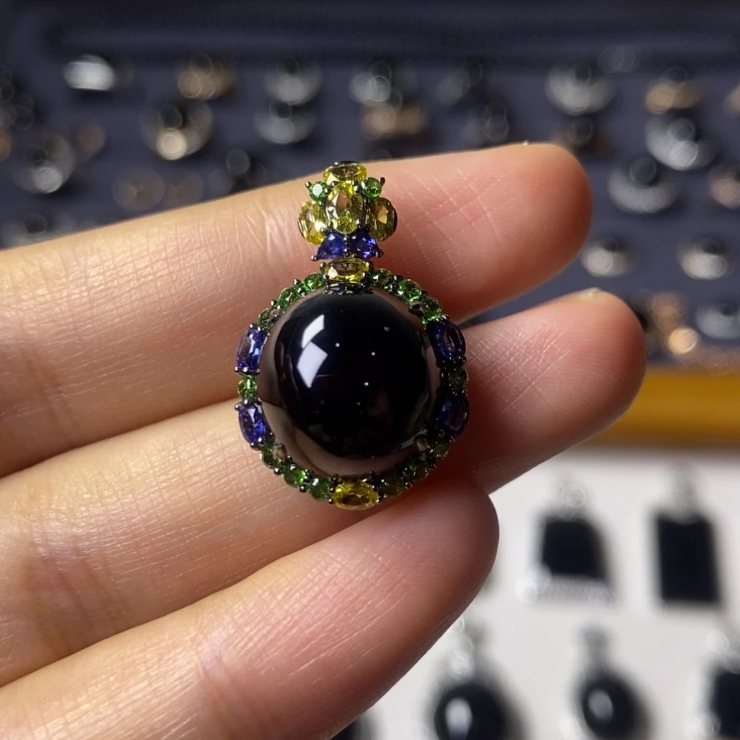 颈饰18K金镶嵌翡翠秘密花园蛋面吊坠