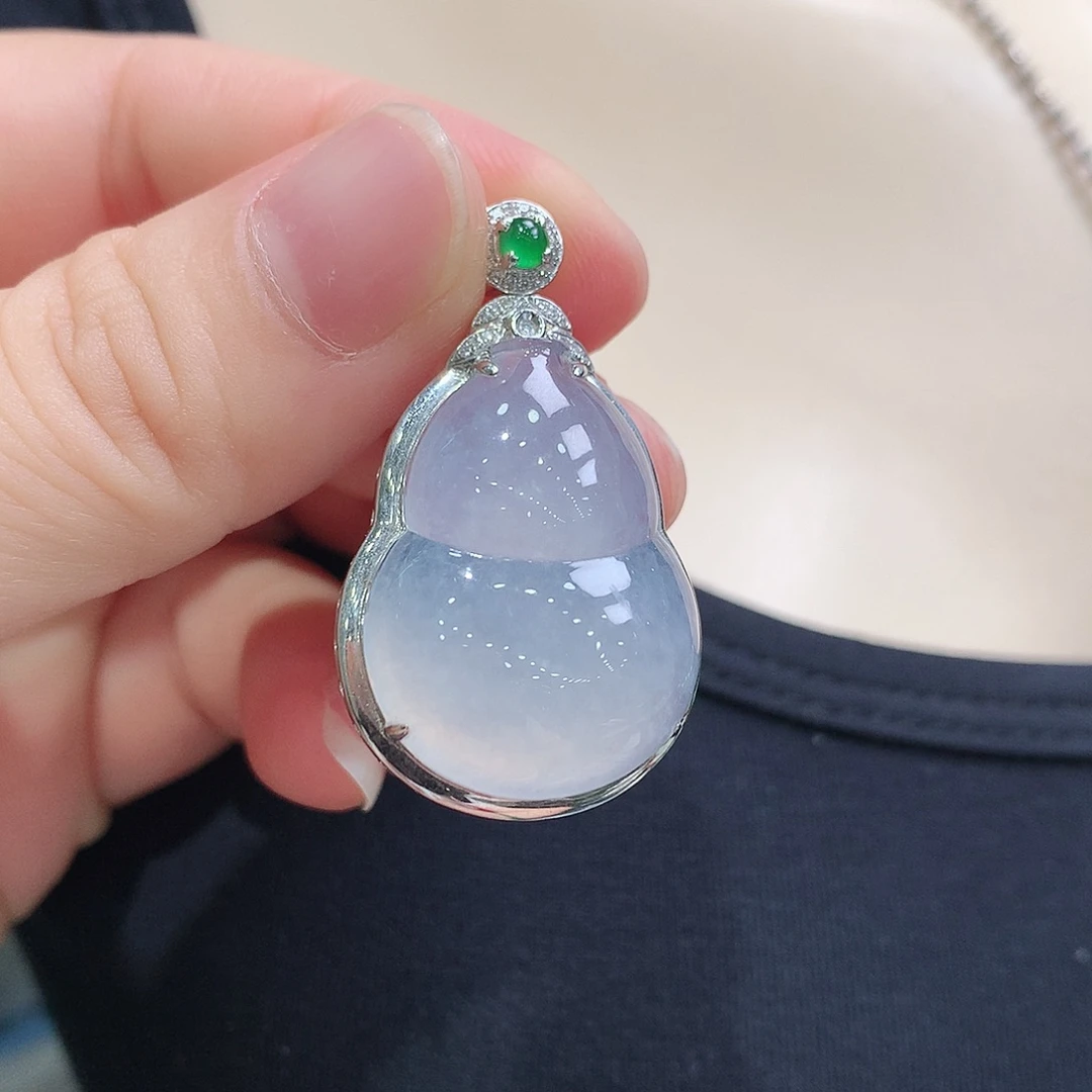 颈饰18K金镶嵌翡翠葫芦