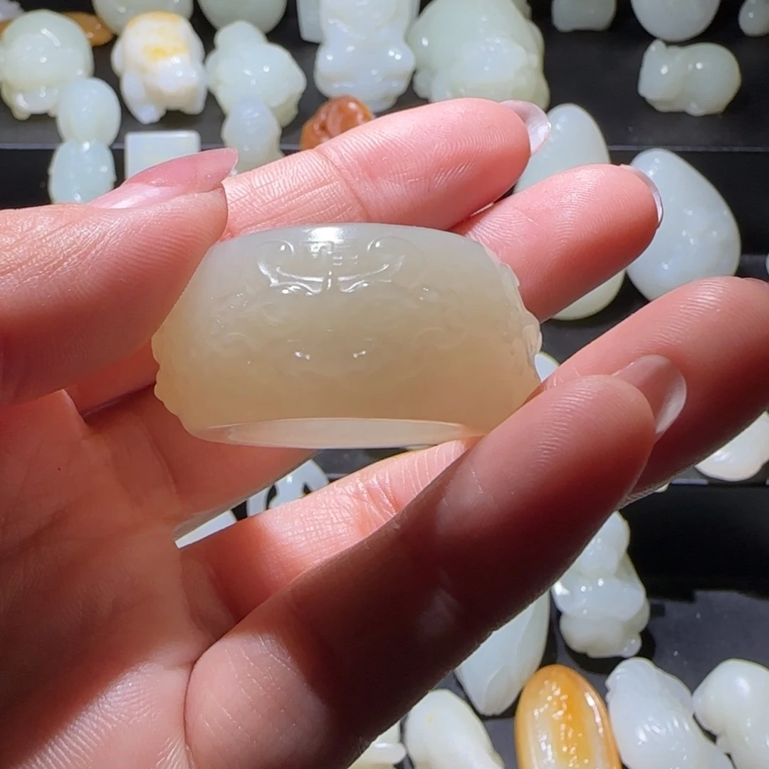 ****儿和田玉未镶嵌颈饰