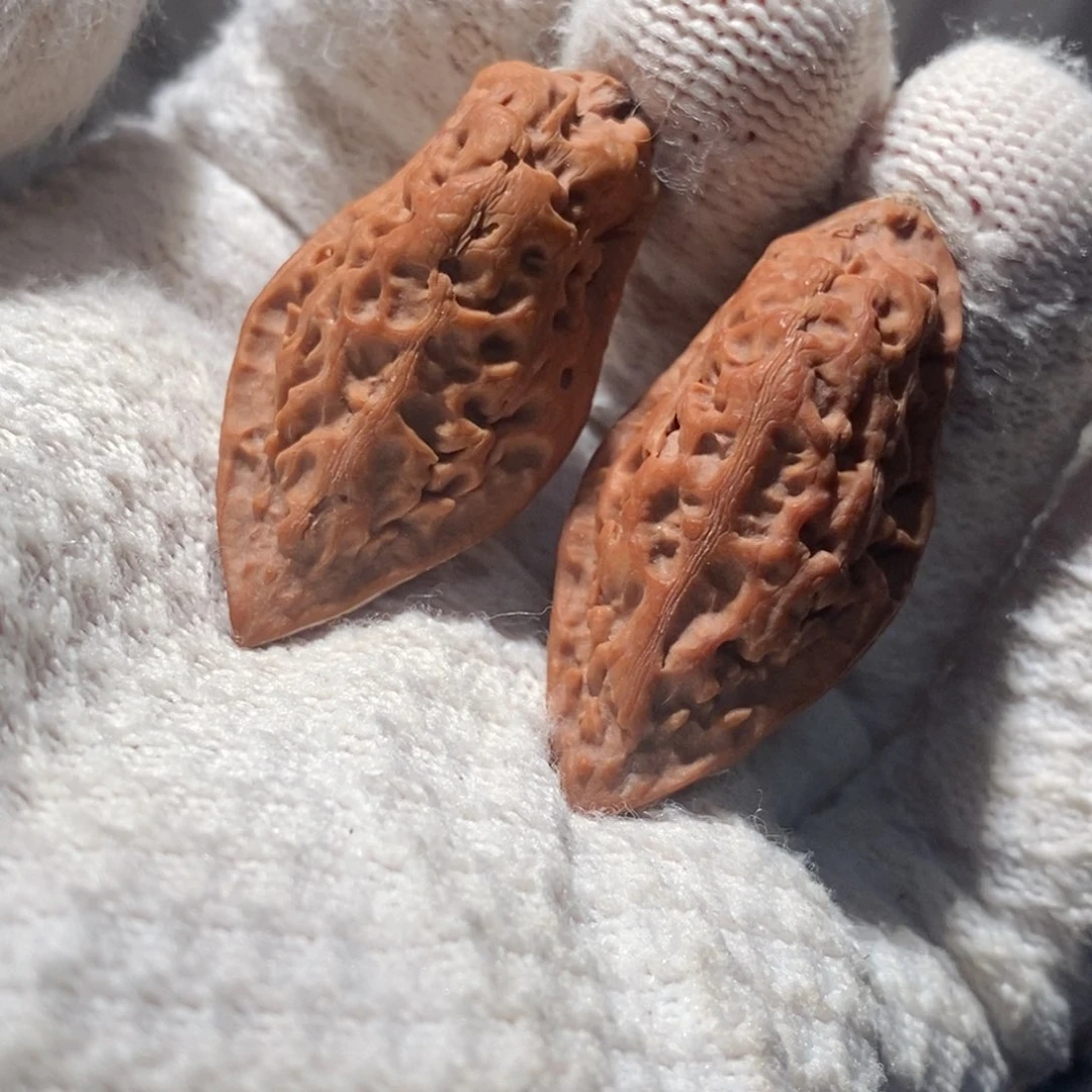 文玩核桃吊坠绣花鞋