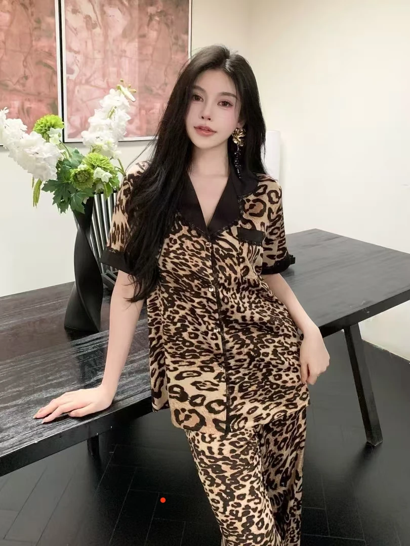 豹纹撞色V领短袖家居服，解锁卧室高级感