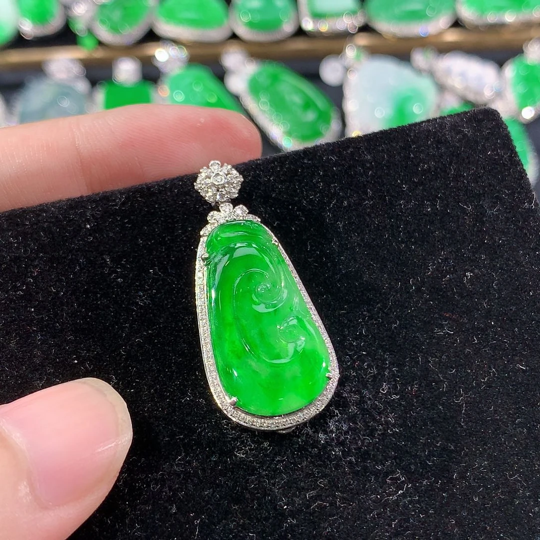 翡翠18K金镶嵌颈饰