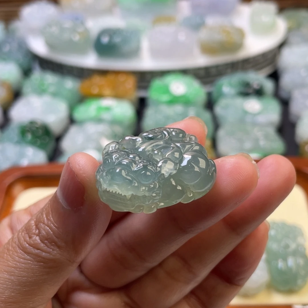吴***俊翡翠未镶嵌颈饰貔貅