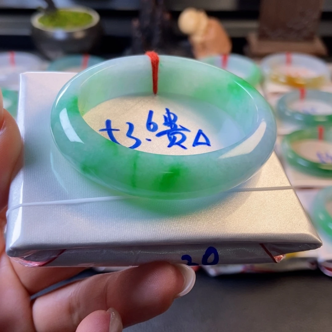 翡翠未镶嵌手镯42白底青贵妃