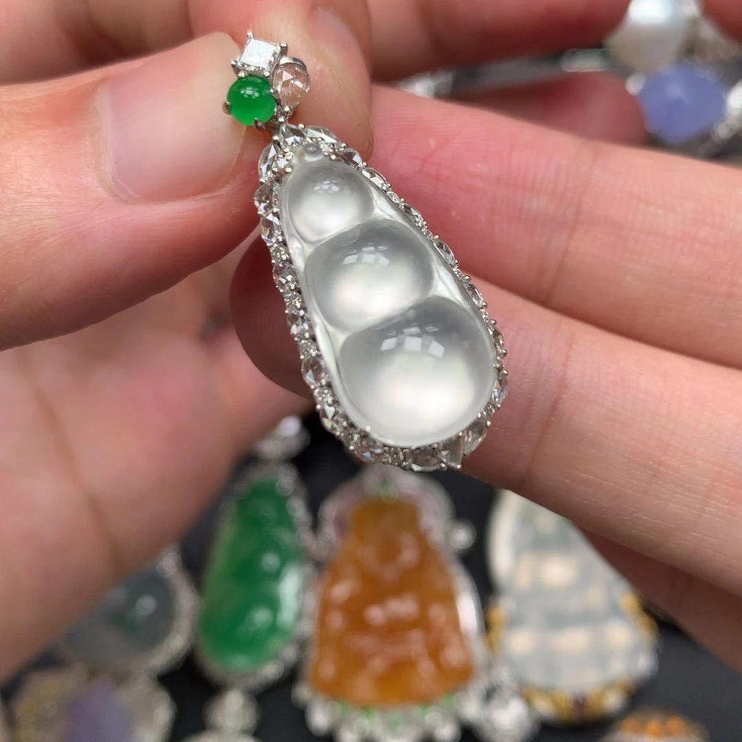 翡翠18K金镶嵌颈饰