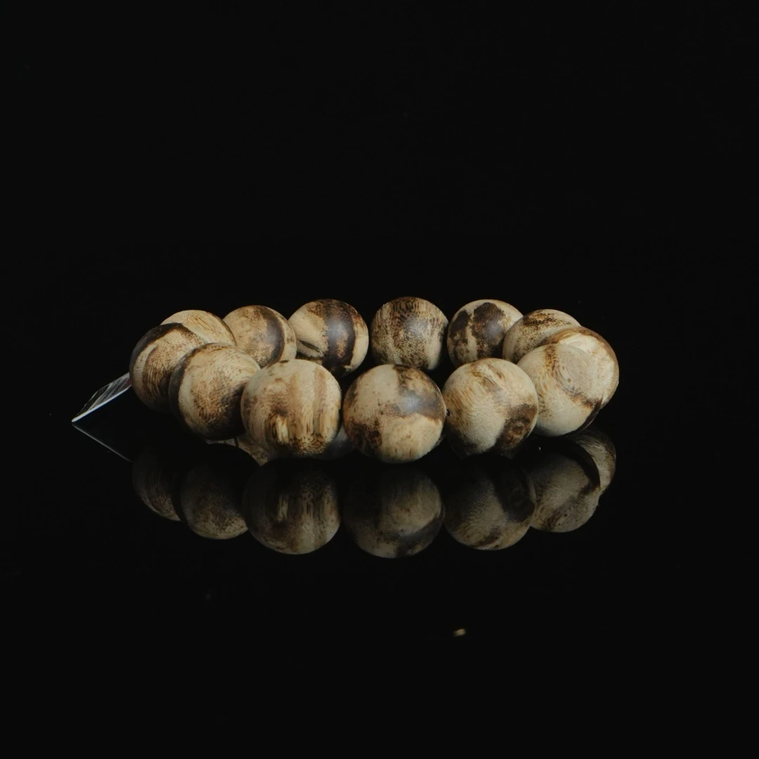 DY-C1447 泰国虫漏沉香手串 1.9cm 30g