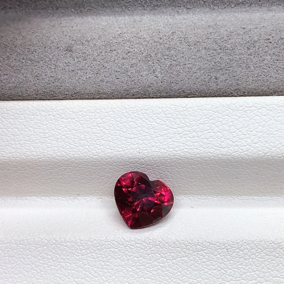 碧玺未镶嵌裸石2.6克拉天然卢比来碧玺