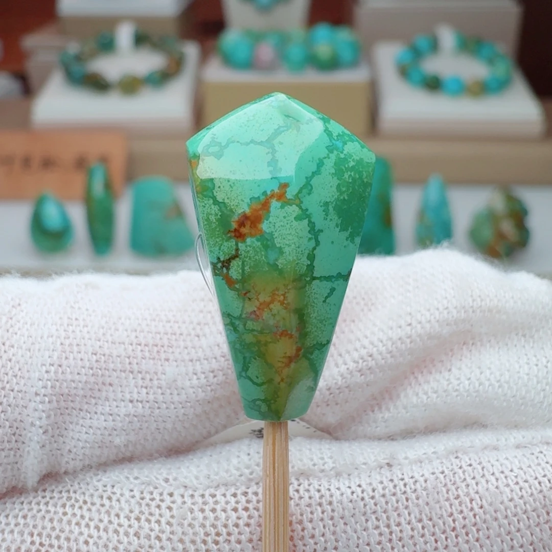 绿松石未镶嵌颈饰