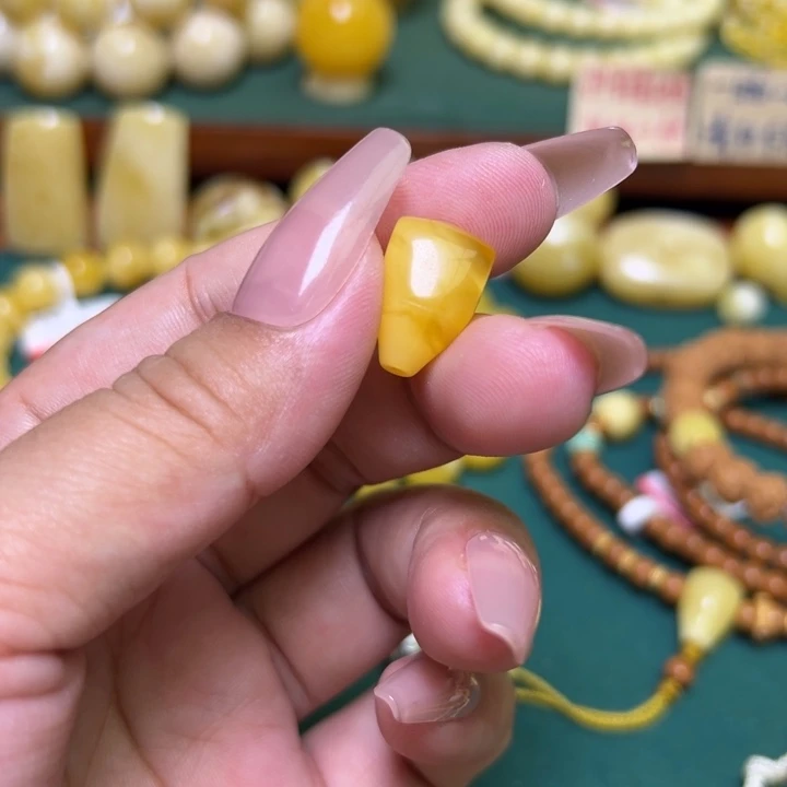 蜜蜡未镶嵌珠宝奇石