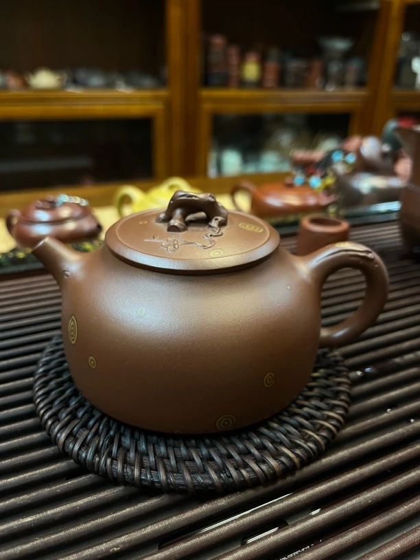 梅竹双清  汤宣武老师美壶 260cc  原矿底槽清泥，装饰贵妃竹圈纹