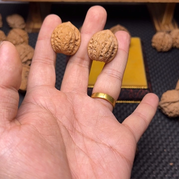 文玩核桃吊坠小金鱼