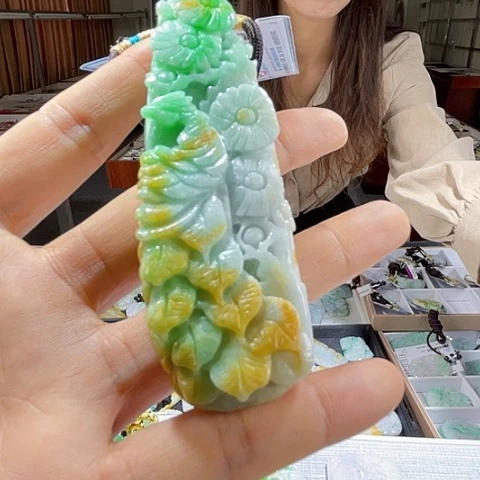 翡翠未镶嵌颈饰一个