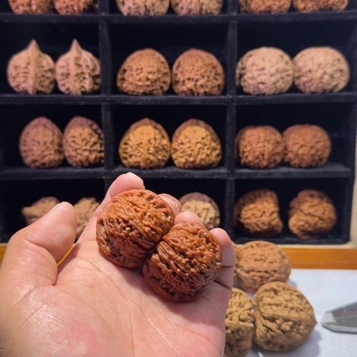 S***）文玩核桃吊坠四座楼