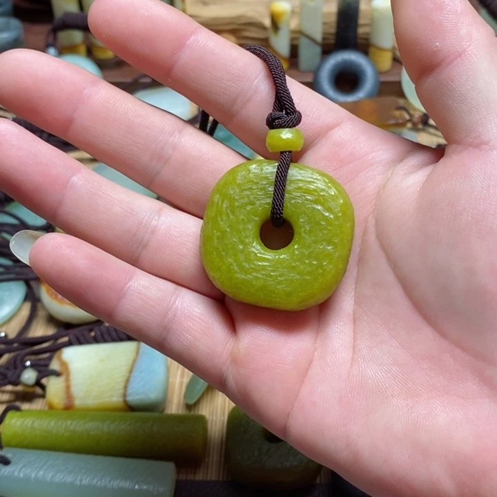 蛇纹石玉挂件未镶嵌?****?