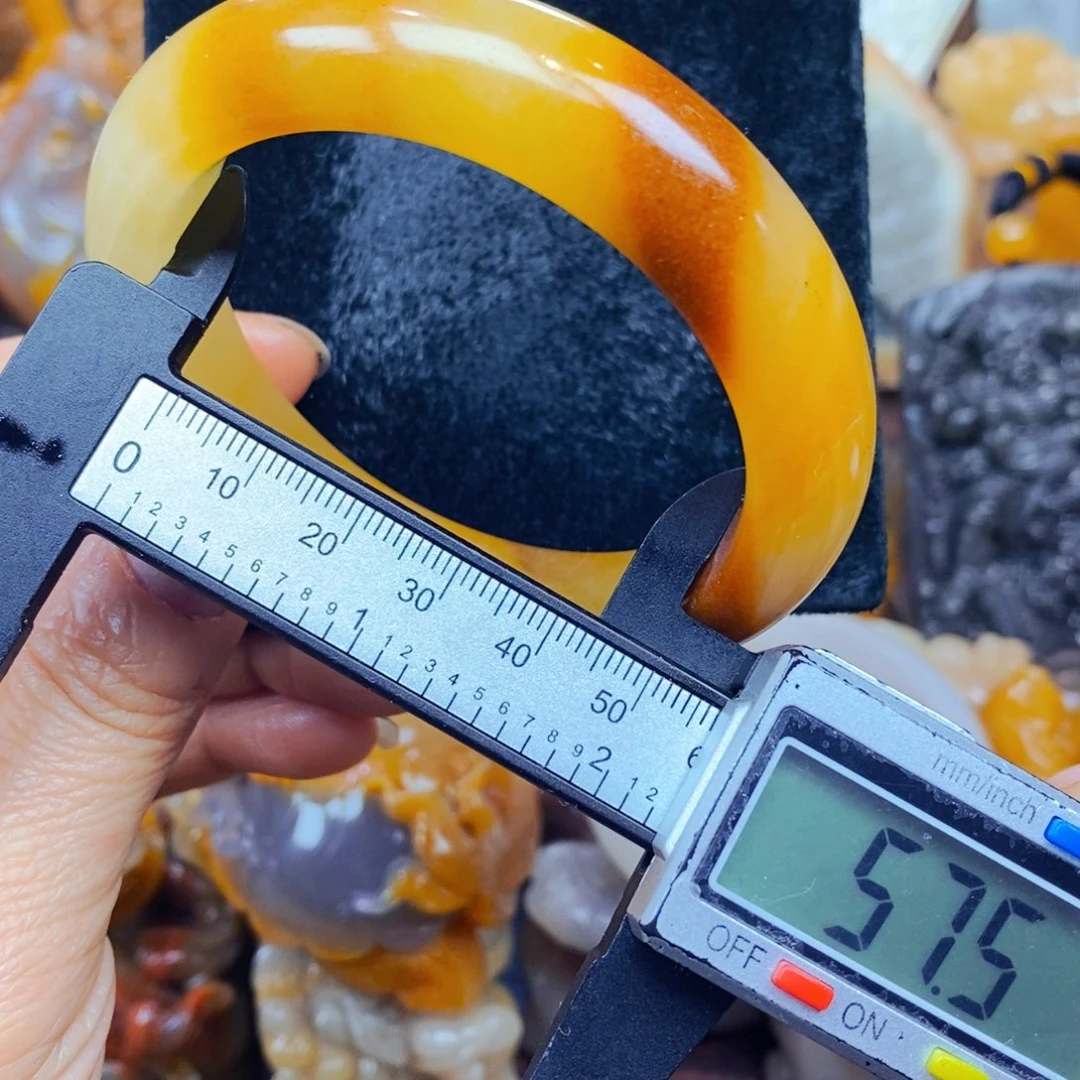 未镶嵌石英质玉（黄龙玉）颈饰