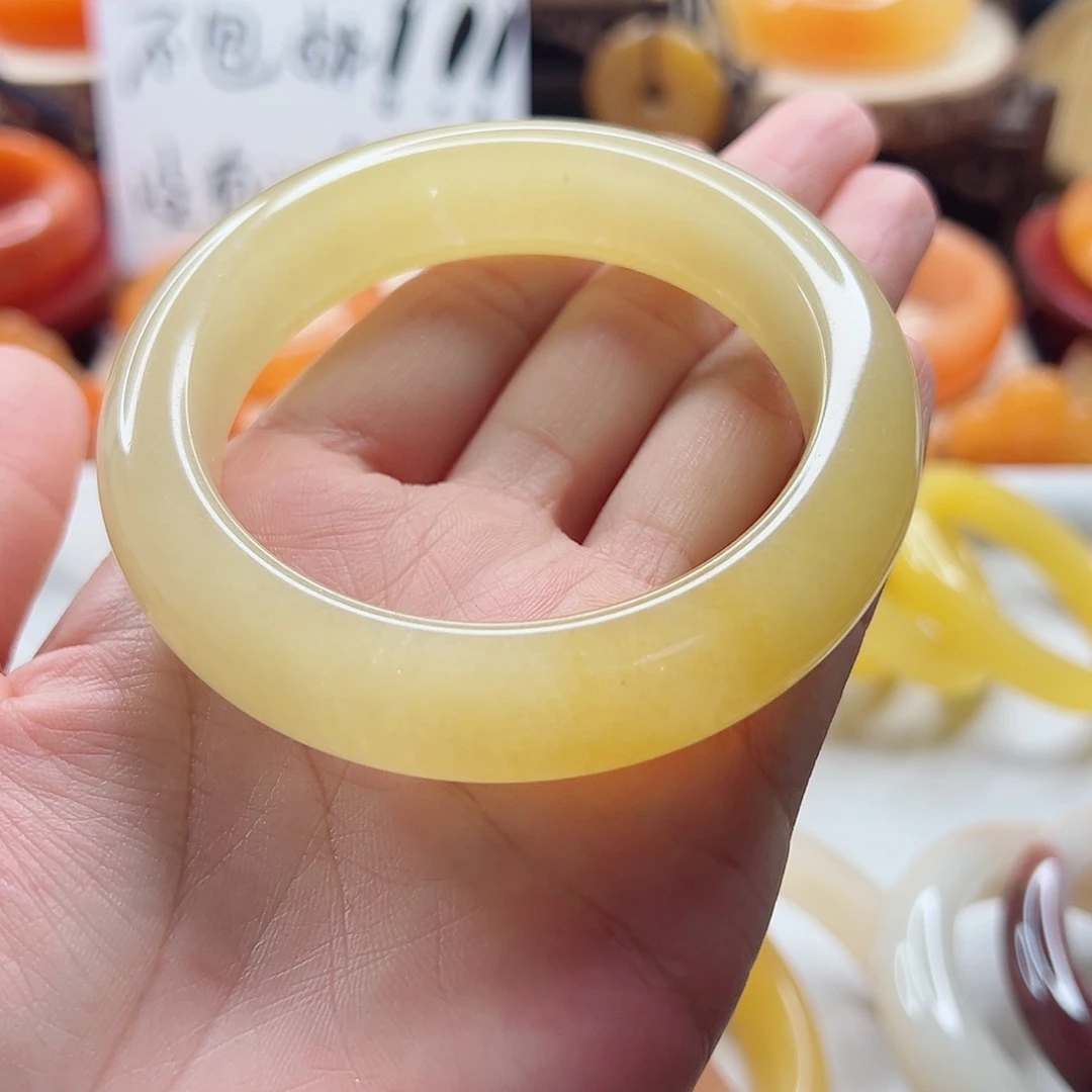 绅***士石英质玉（黄龙玉）未镶嵌手镯