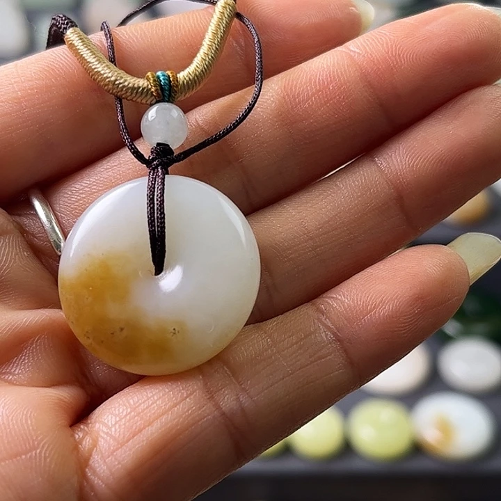 高***女和田玉（糖玉）未镶嵌颈饰