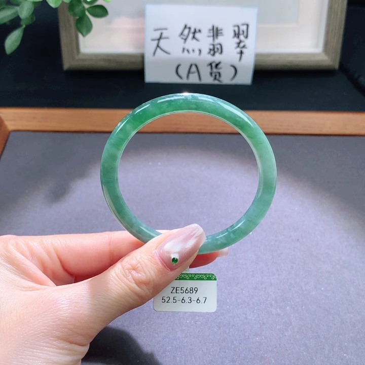 翡翠手镯未镶嵌天然翡翠手镯
