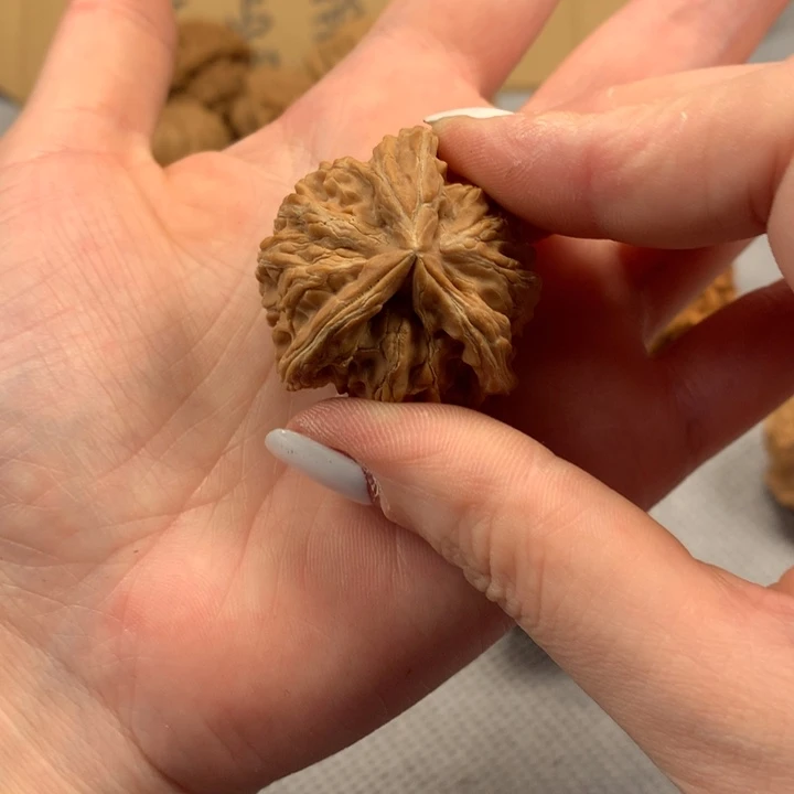 鲁***吃文玩核桃吊坠异形单只