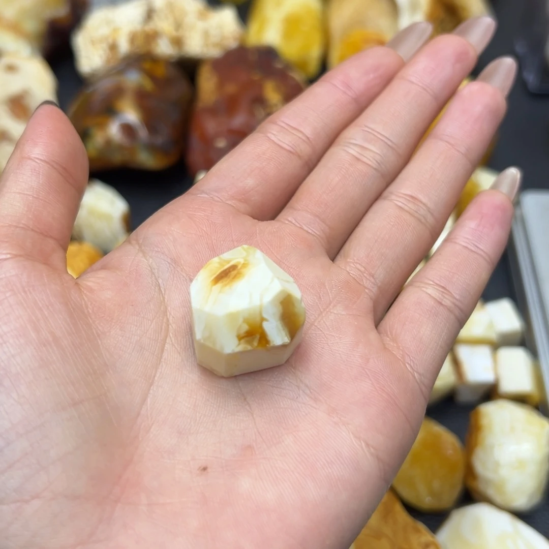 定制琥珀未镶嵌小*哥蜜蜡