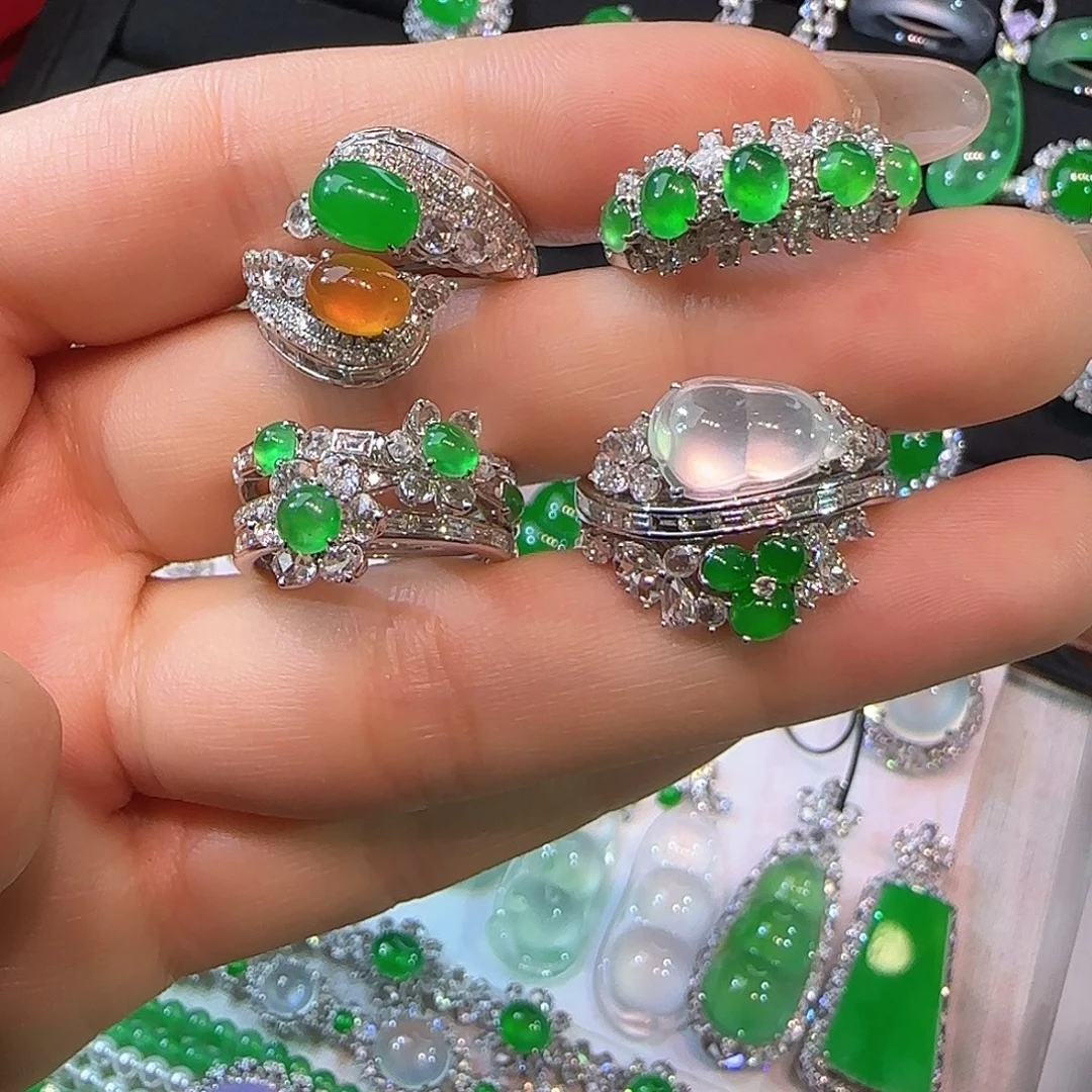 翡翠18K金镶嵌颈饰26800一个