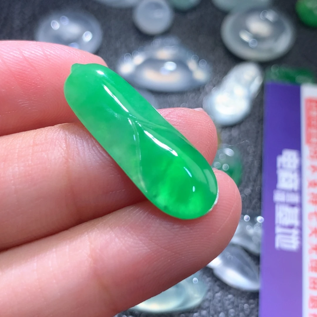 翡翠未镶嵌颈饰缅甸