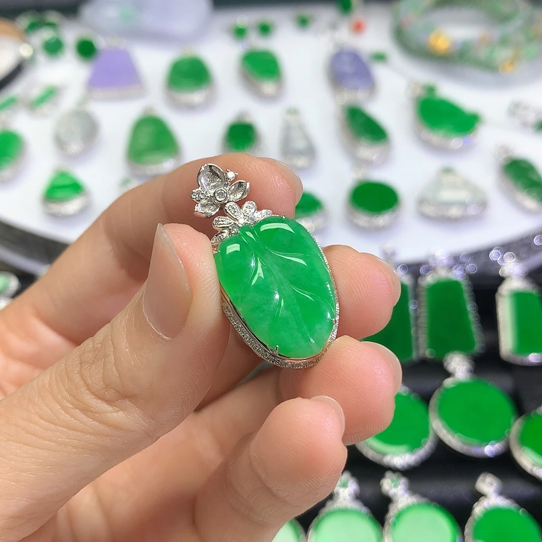 颈饰18K金镶嵌翡翠吊坠