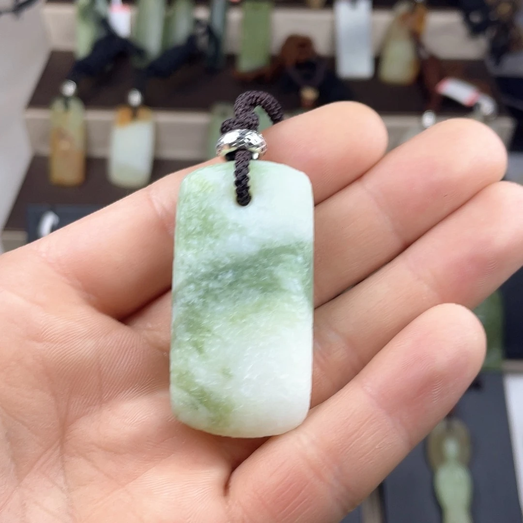 岫玉颈饰未镶嵌三****。