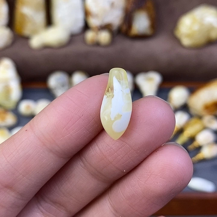 琥珀裸石未镶嵌金瓷白侧挂