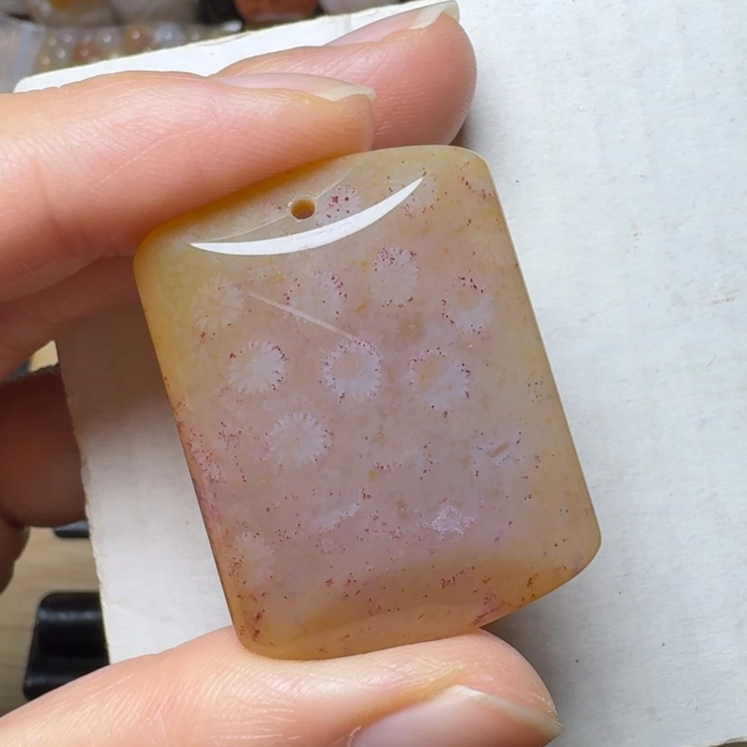 硅化玉糖底玫红花，盘它未镶嵌