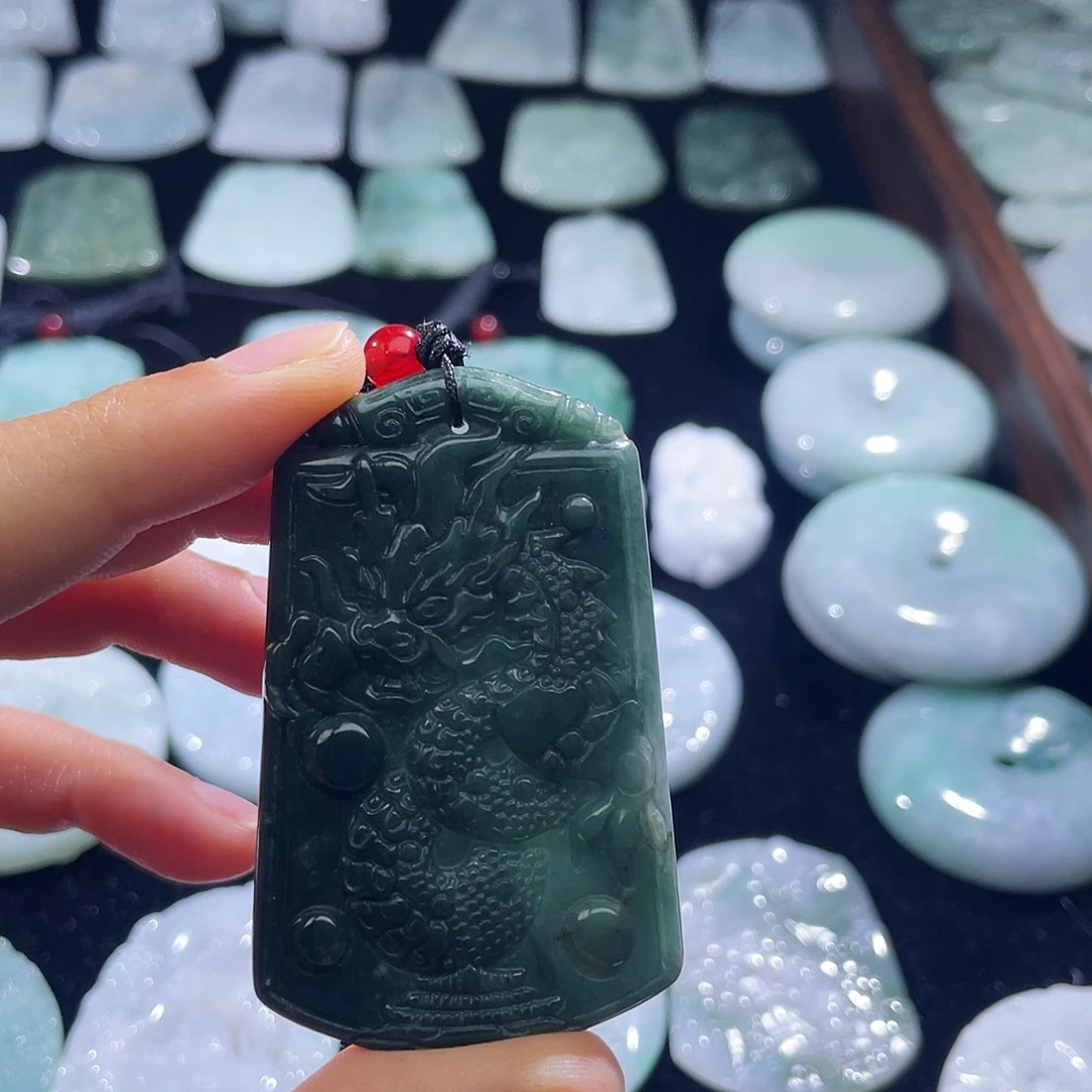 翡翠未镶嵌颈饰龙牌