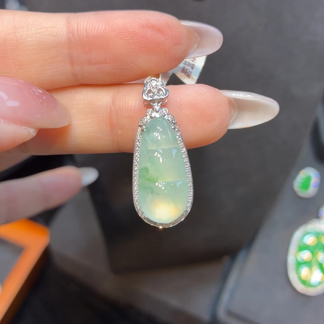 翡翠18K金镶嵌颈饰天然缅甸翡翠