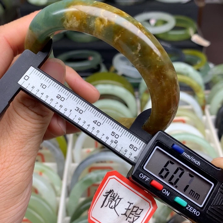 蛇纹石玉未镶嵌手镯360