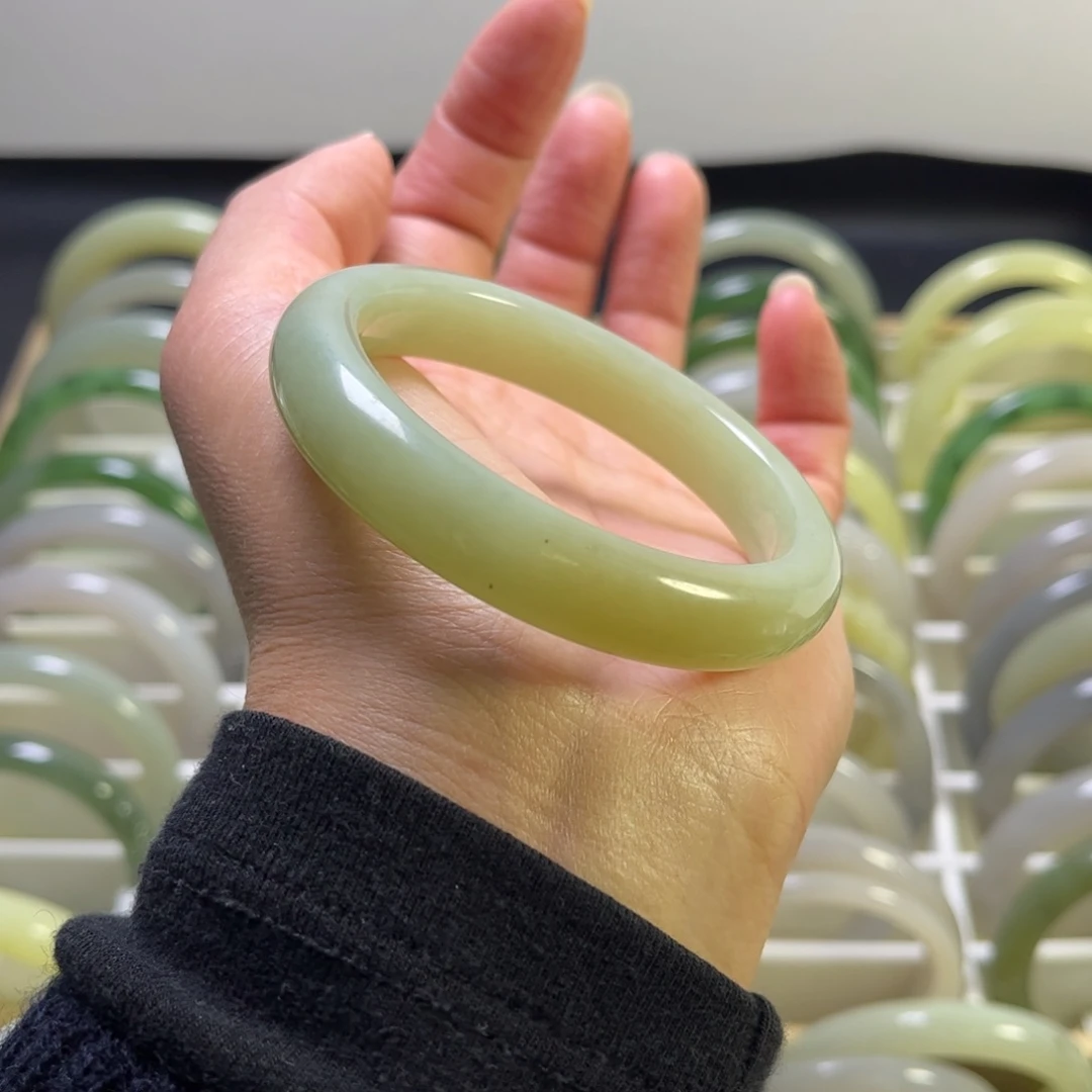 七***月和田玉未镶嵌手镯53.6圈