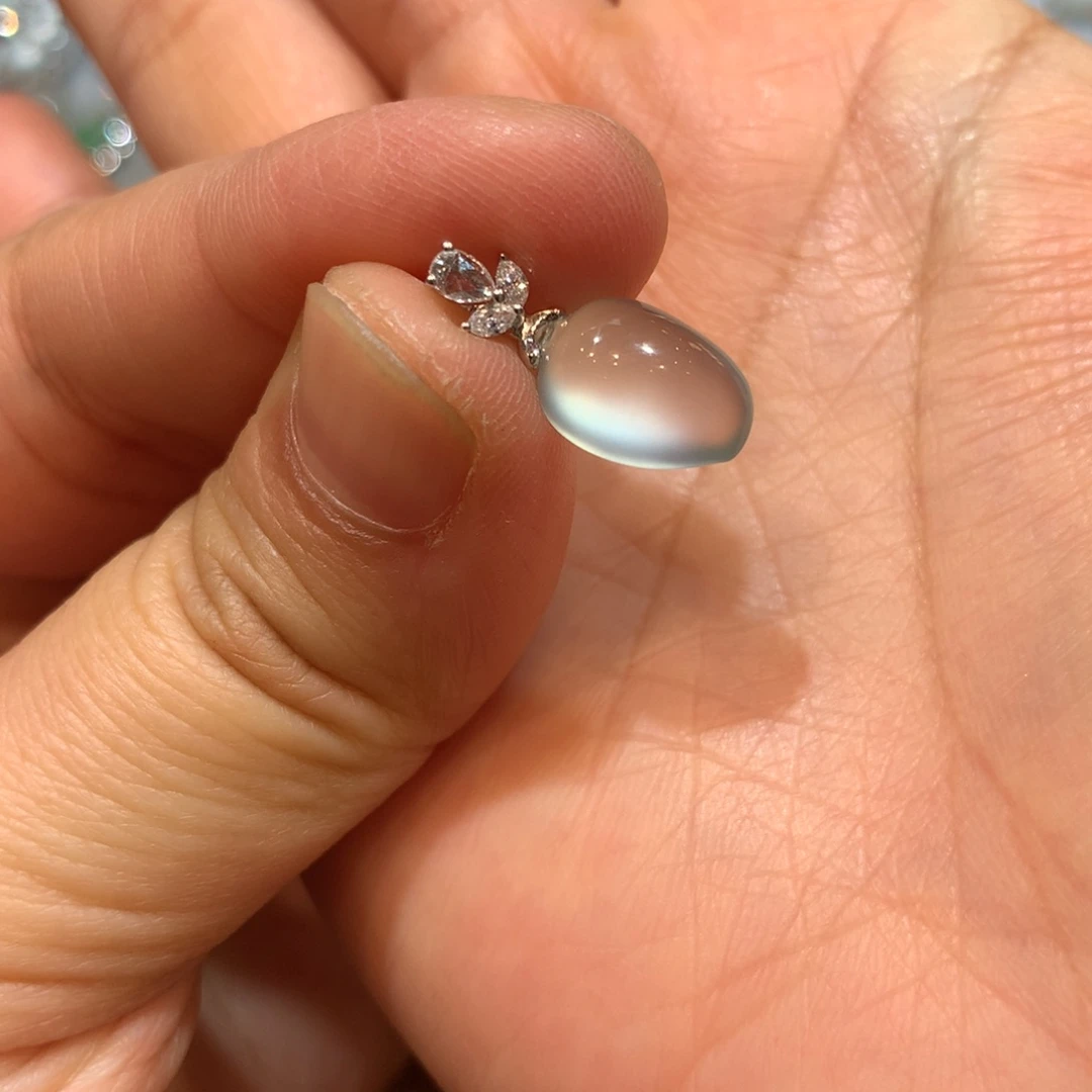 翡翠18K金镶嵌颈饰小吊坠