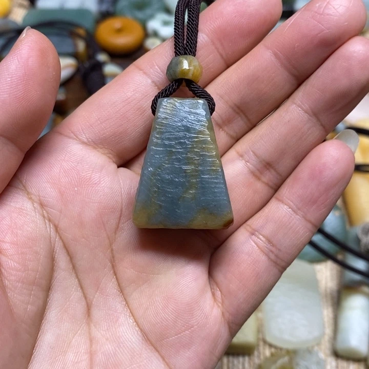 蛇纹石玉未镶嵌颈饰