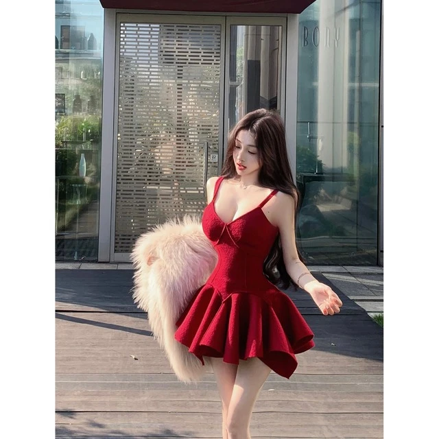 V领收腰显瘦不规则挺摆打底吊带裙女2025红色气质蓬蓬蛋糕裙A字裙