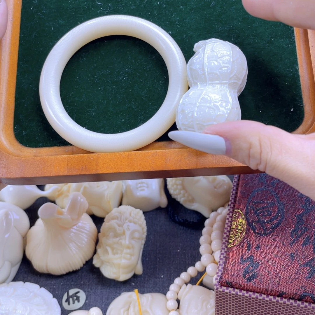 用***心花生手把件➕1.0圆条手镯57