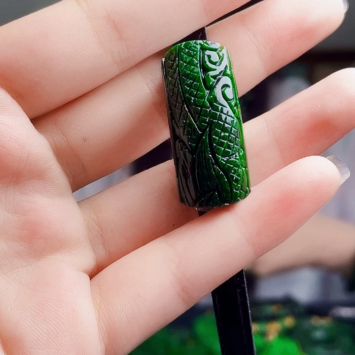 翡翠未镶嵌颈饰多样性