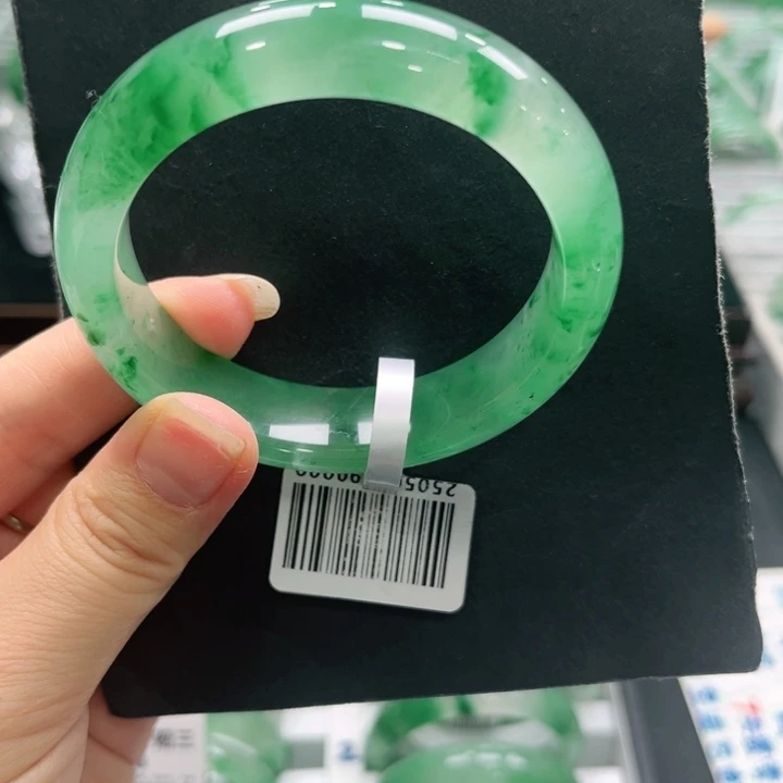 定***房石英质玉（非洲翠）未镶嵌手镯