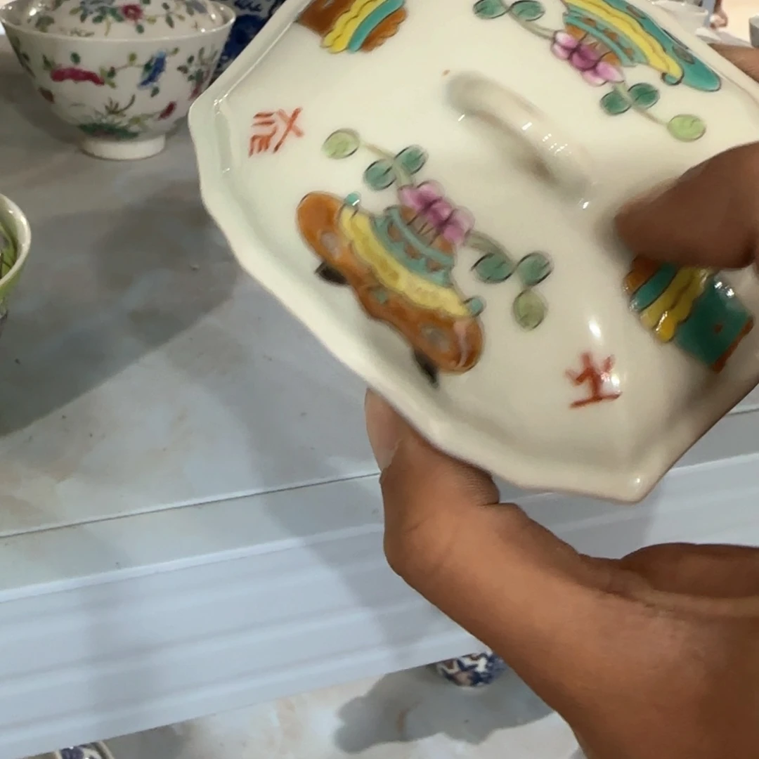 瓷片瓷器上还有两条长带及部分长柱