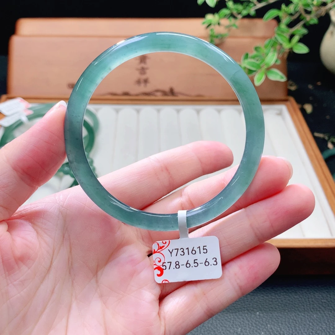 翡翠未镶嵌手镯（圆镯）
