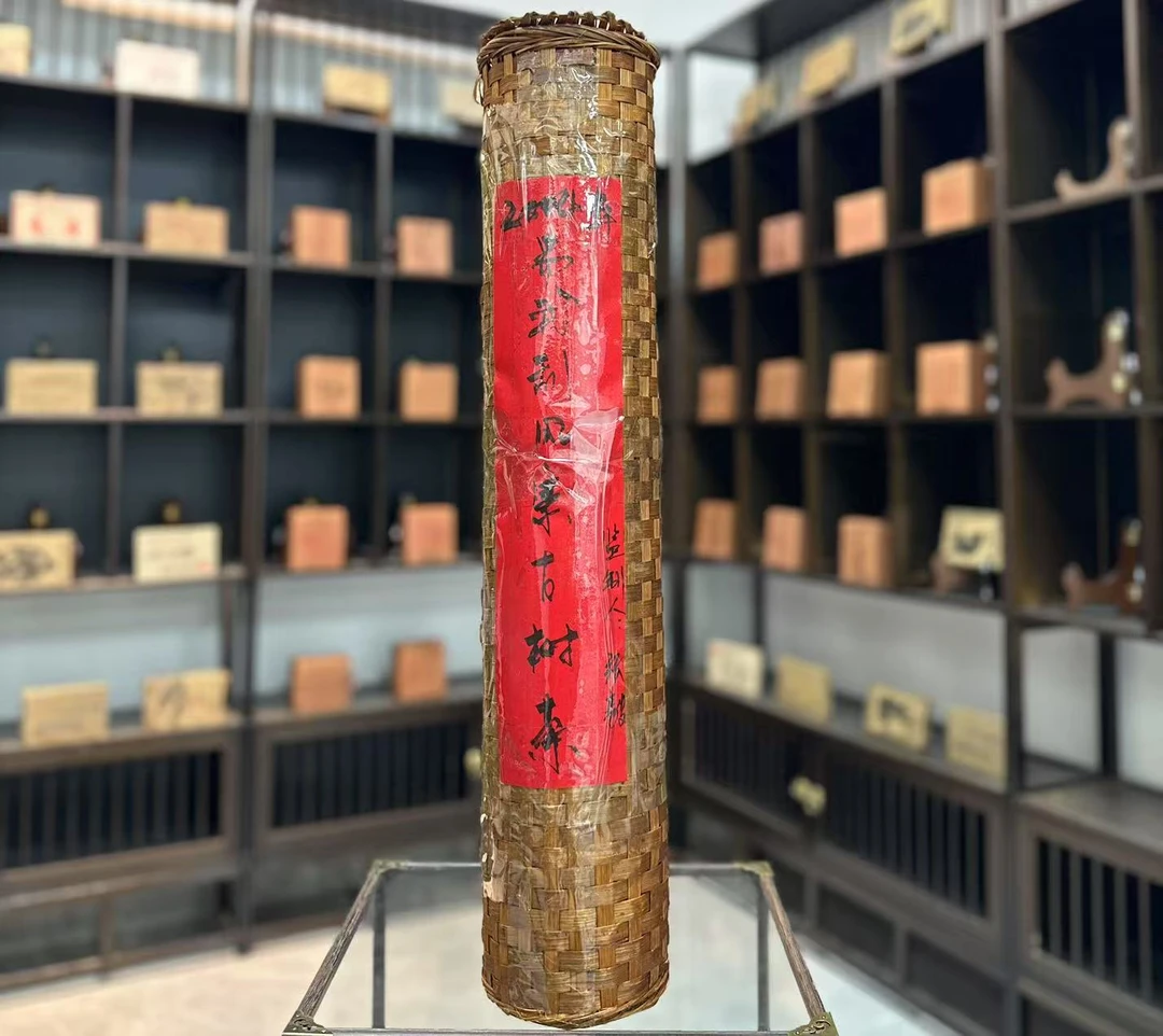 【生茶】易武刮风寨张毅监制茶柱 2004年